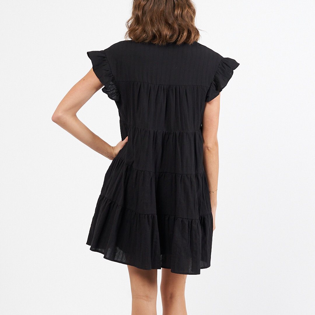 Betty Tiered Dress | Ebby and I |
True to size
Danika is wearing a 12-14
Non-functioning bust feature (not breastfeeding accessible)
Pockets