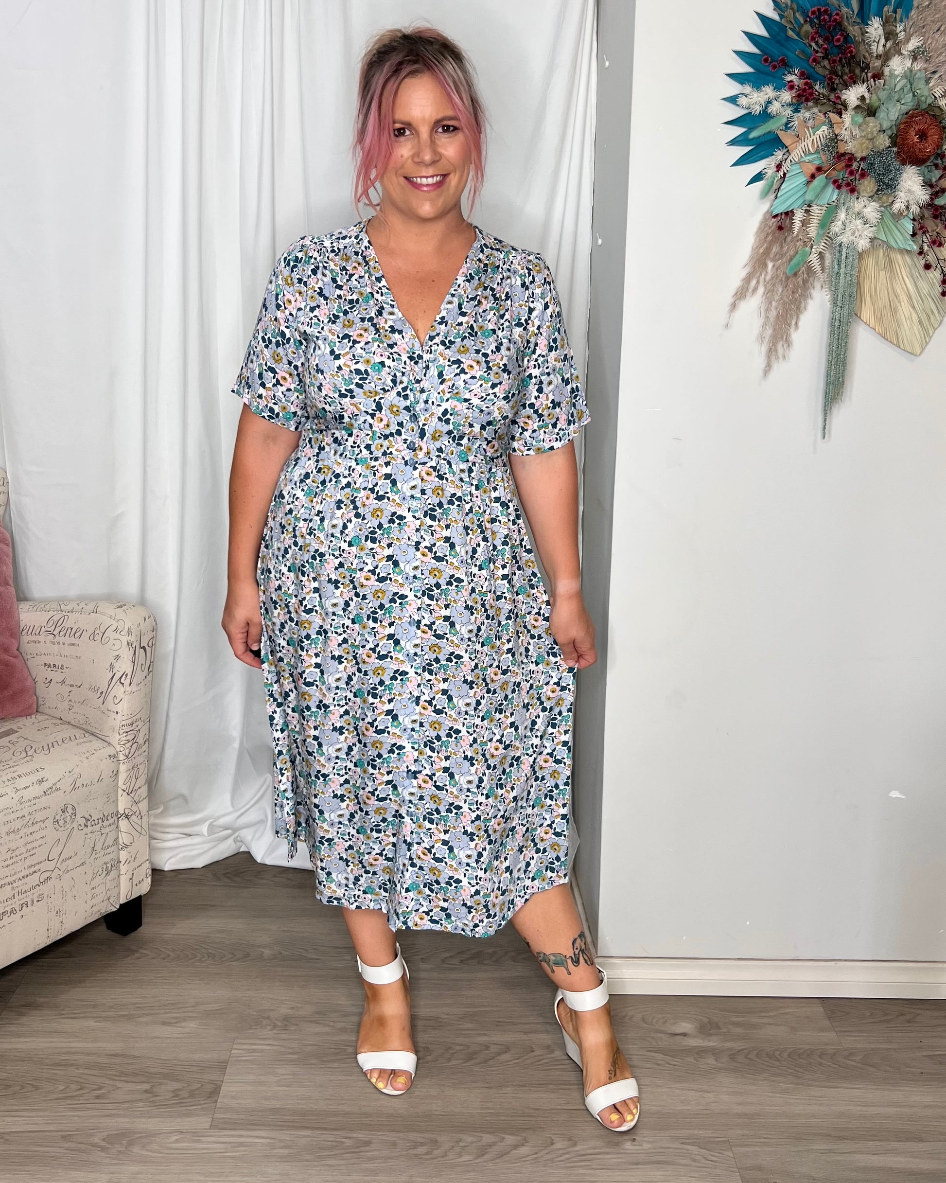 **NEW** Chessi Midi Dress: 


The Chessi Dress is a stunning feminine style, hugging the figure in all the right places. A classic dress that you will reach for again &amp; again, perfect for  - Ciao Bella Dresses - Freez