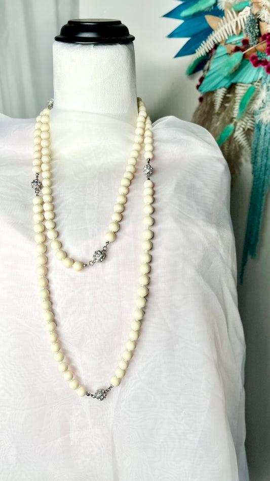Gatsby Necklace - Cream Bling: Our beaded necklaces are the perfect addition to your next Gatsby inspired event. These gorgeous designs can also be incorporated into modern outfit
Length: 167cm
St - Ciao Bella Dresses - Glam Accessories