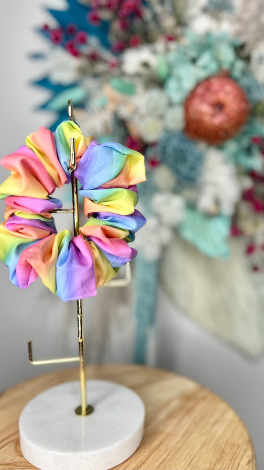 Aveline Rainbow Scrunchie: Aveline is a stunning scrunchie handmade in Bunbury WA
Aveline boasts beautiful hughes of pastel rainbow colours
Measures approximately 11cm across. Photos have been - Ciao Bella Dresses - Sage + Stone