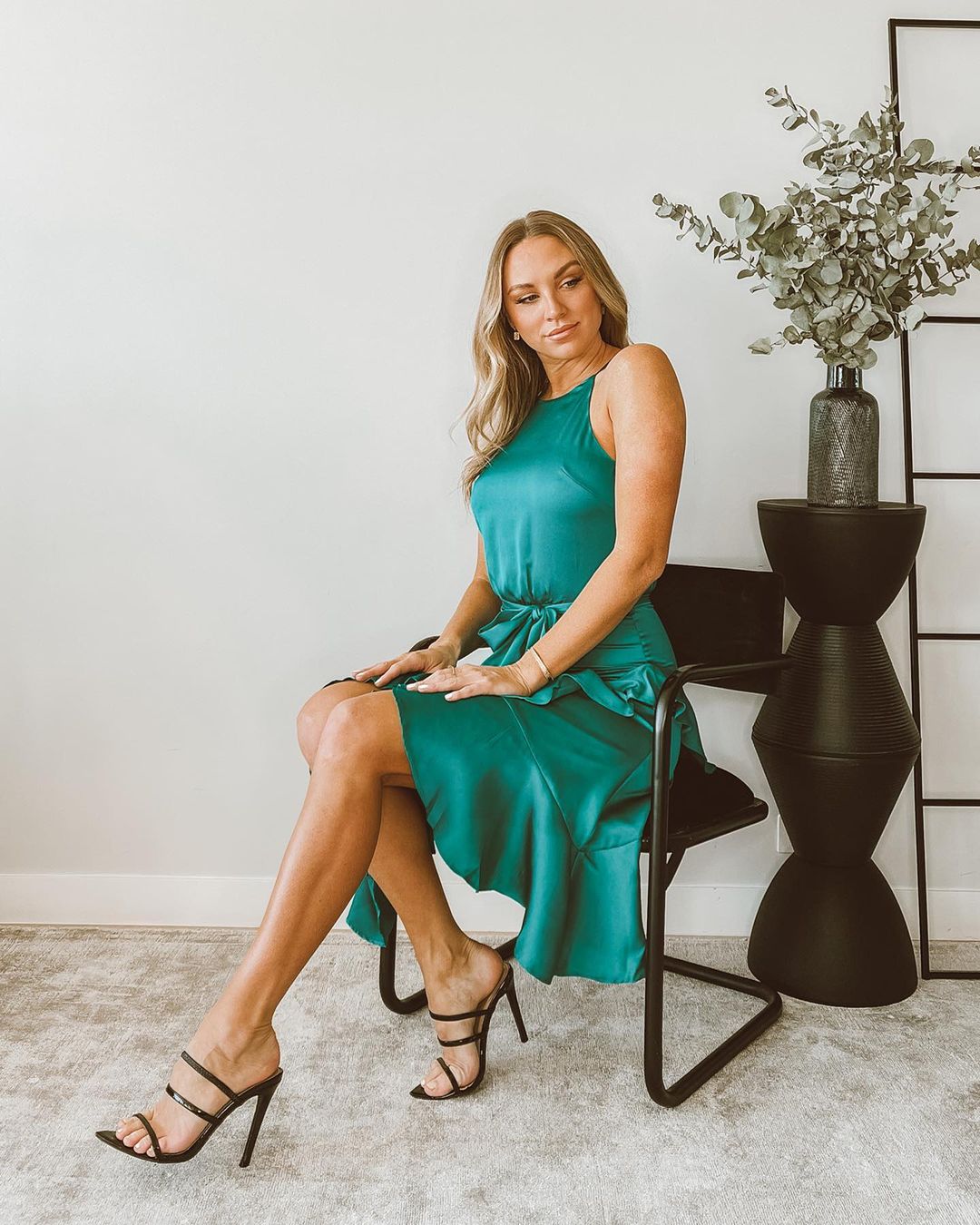 Zip up back and button at neck
Size up if bottom heavy
Danika is wearing a size 14
- Zara Midi Dress - Ebby and I