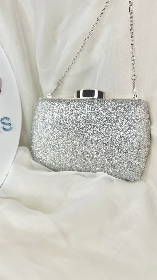 Davina Evening Bag: Sparkle the night away with the Davina Clutch
Features:

Interchangeable straps 
1 x 38cm chain, 1 x 120cm chain
Clip clasp

Sizing: 
Width - 17cm
Height - 12cm
Dept - Ciao Bella Dresses - Ciao Bella Dresses