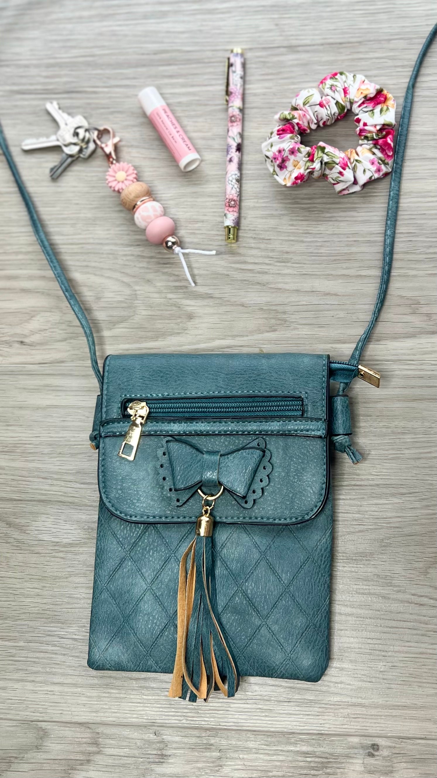 *NEW* Crossbody Bag - Butterfly Tassel: The perfect match to any outfit, our Butterfly Tassel Crossbody Bag is the must have accessory. Coming in a range of colours, you'll find one to match the mood
This  - Ciao Bella Dresses