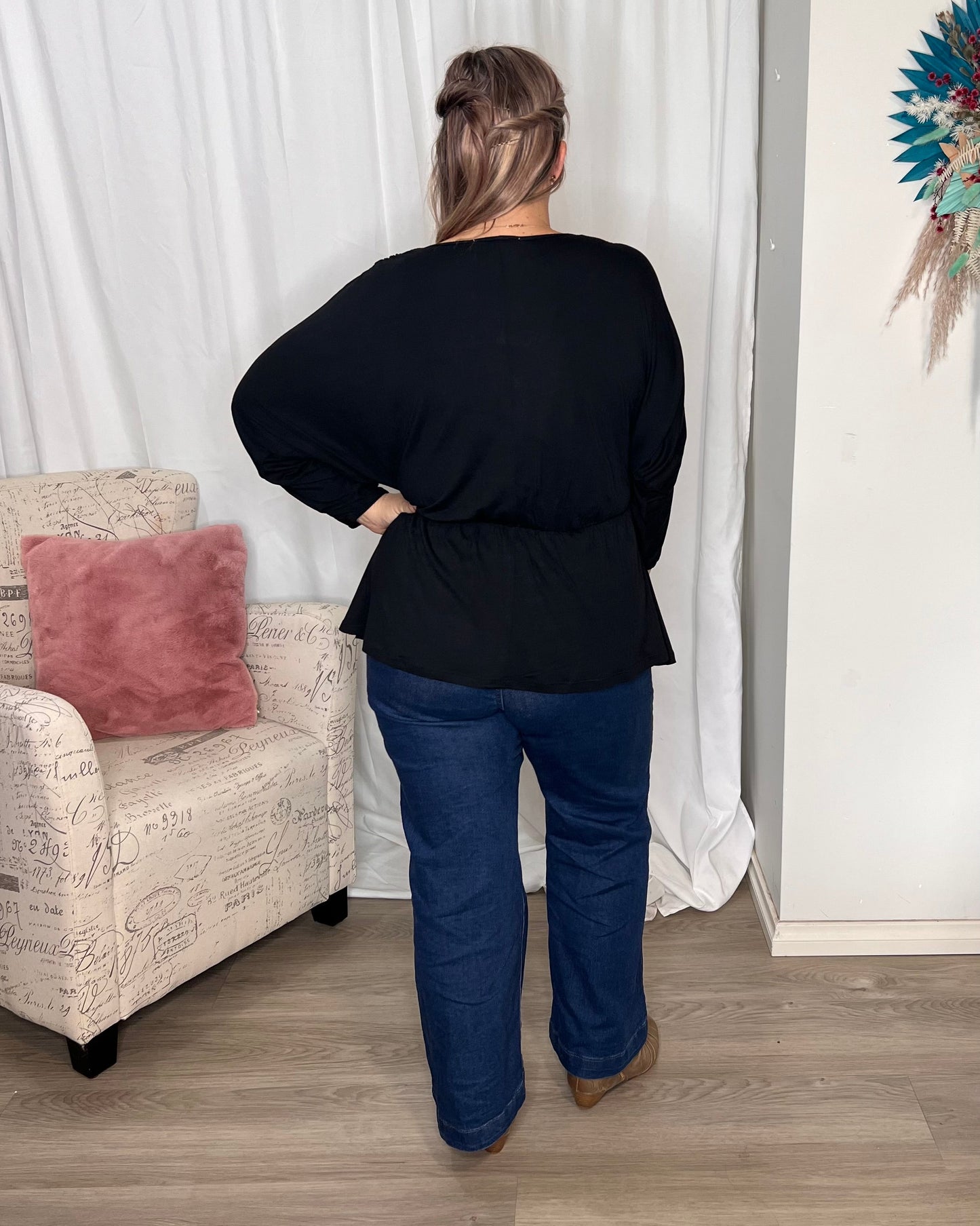 Bayeaux Wrap Top - Black | Betty Basics | The Bayeaux Top combines a classic shape with a comfortable fit, making this the go to when pairing with your fave bottoms
Features:

Faux wrap (breastfeeding friend