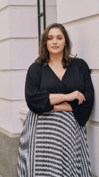 Bayeaux Wrap Top - Black | Betty Basics | The Bayeaux Top combines a classic shape with a comfortable fit, making this the go to when pairing with your fave bottoms
Features:

Faux wrap (breastfeeding friend