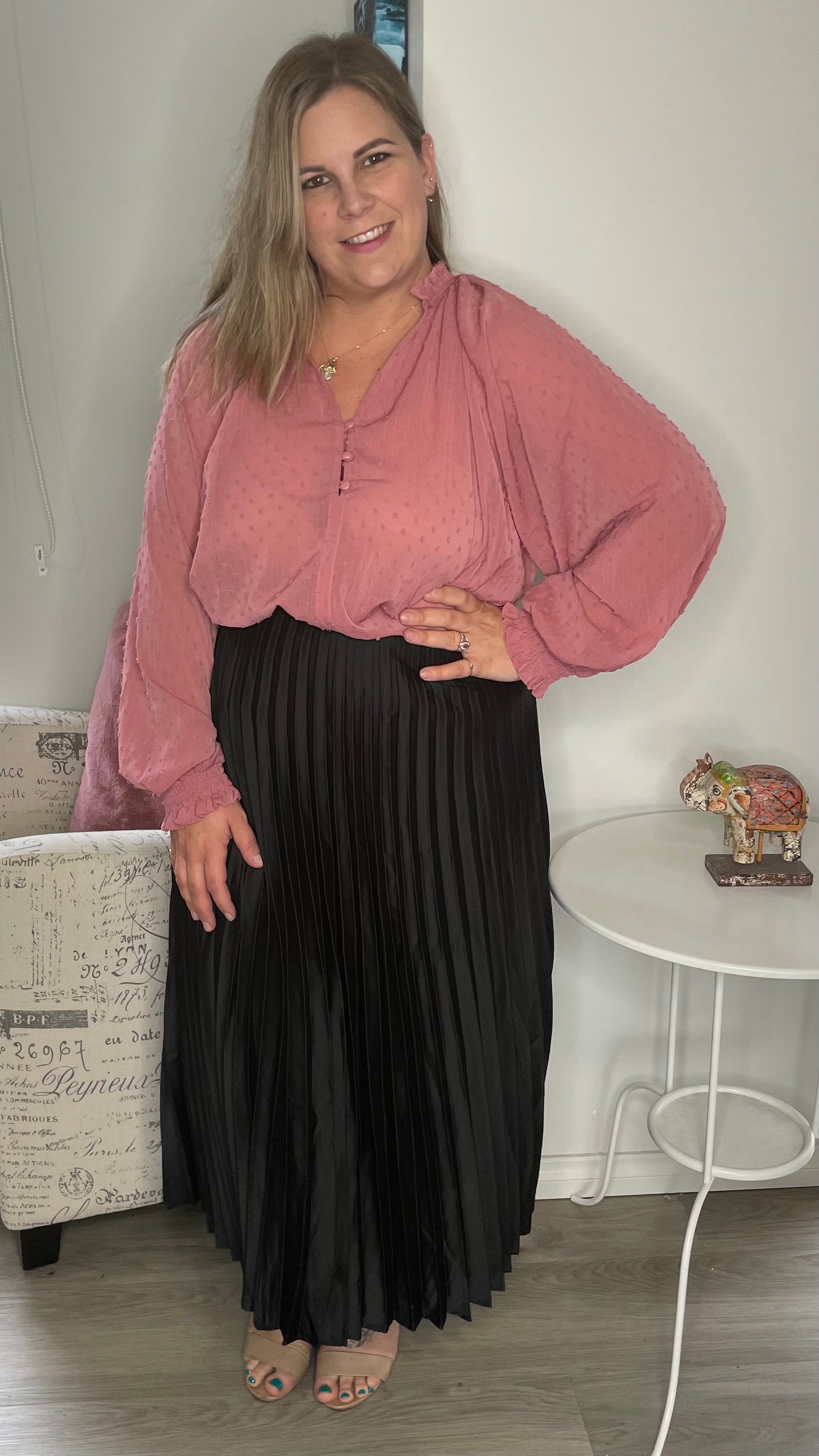 Candy Pleated Skirt: 

True to size
Zip and elasticated back of waist
Polyester
Danika is wearing a size 12

Shop all colours HERE
SKU: XW20259 - Ciao Bella Dresses 