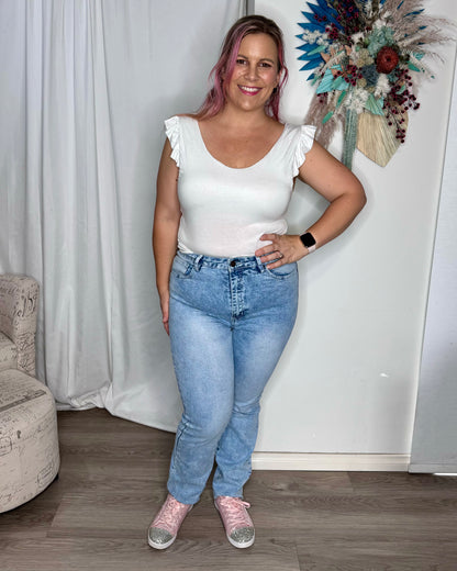 *NEW* Jess Jeans | Bee Maddison | A classic light wash jean is a lovely addition to any wardrobe. The perfect year-round style, stunning through spring/summer with a light cami and gorgeous in winter