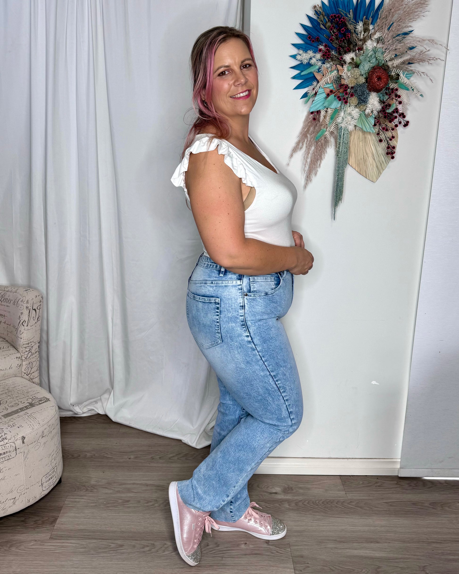 *NEW* Jess Jeans | Bee Maddison | A classic light wash jean is a lovely addition to any wardrobe. The perfect year-round style, stunning through spring/summer with a light cami and gorgeous in winter