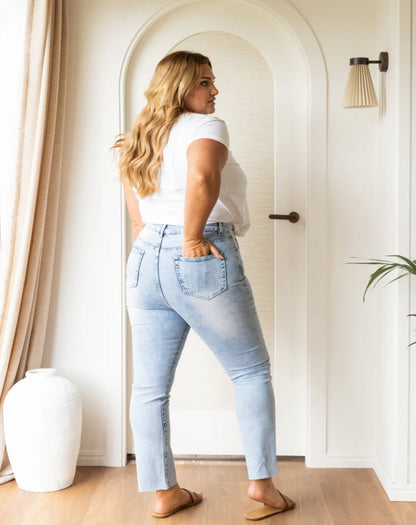 *NEW* Jess Jeans | Bee Maddison | A classic light wash jean is a lovely addition to any wardrobe. The perfect year-round style, stunning through spring/summer with a light cami and gorgeous in winter