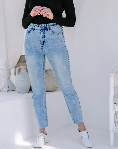 *NEW* Jess Jeans | Bee Maddison | A classic light wash jean is a lovely addition to any wardrobe. The perfect year-round style, stunning through spring/summer with a light cami and gorgeous in winter