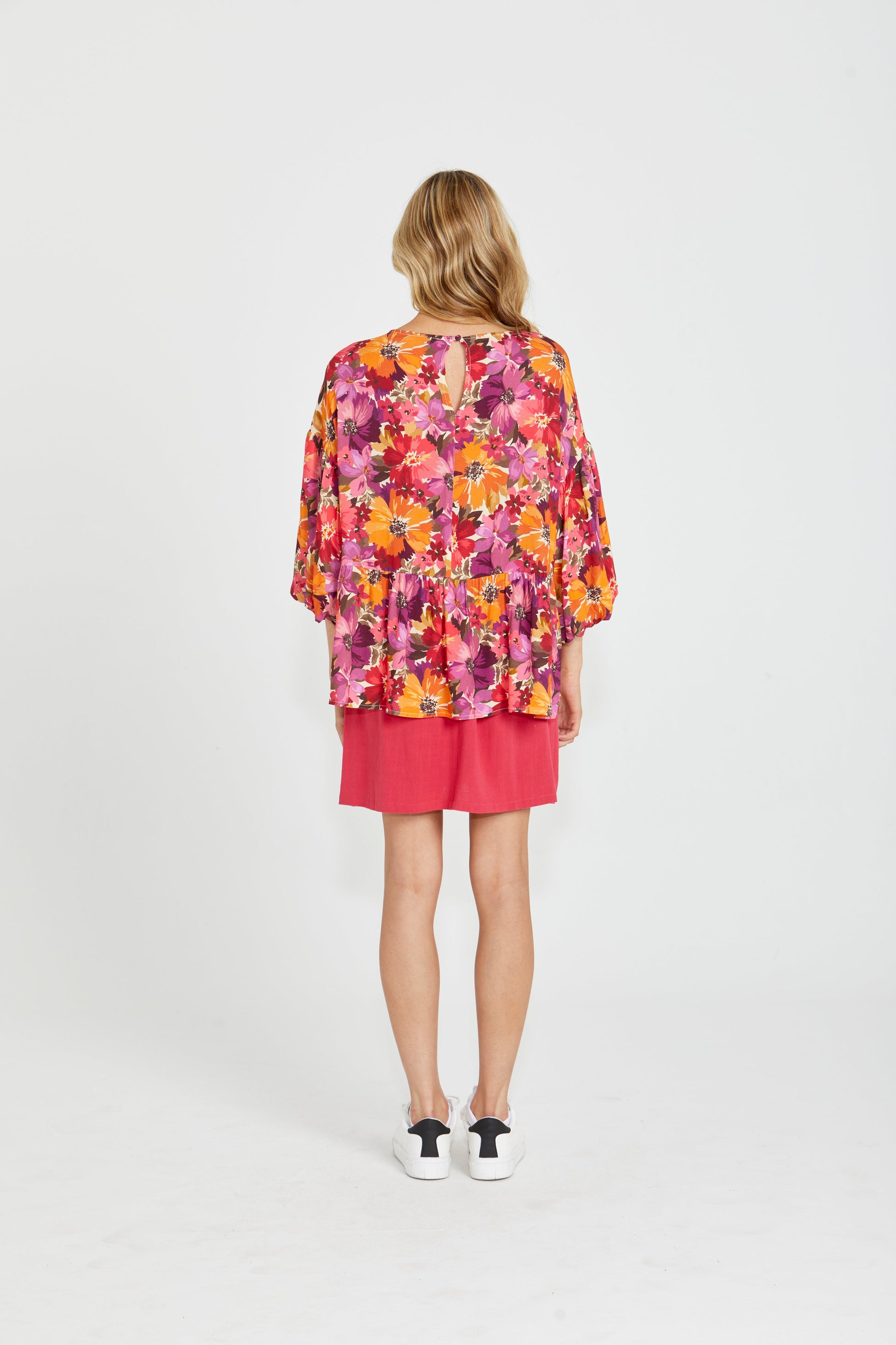 Yasmin Bubble Sleeve Top - Berry Floral | Sass Clothing |  
With its trendy V-neckline and dropped shoulder into bubble sleeves, this top exudes effortless style. The relaxed fit offers ultimate comfort, while the back keyh