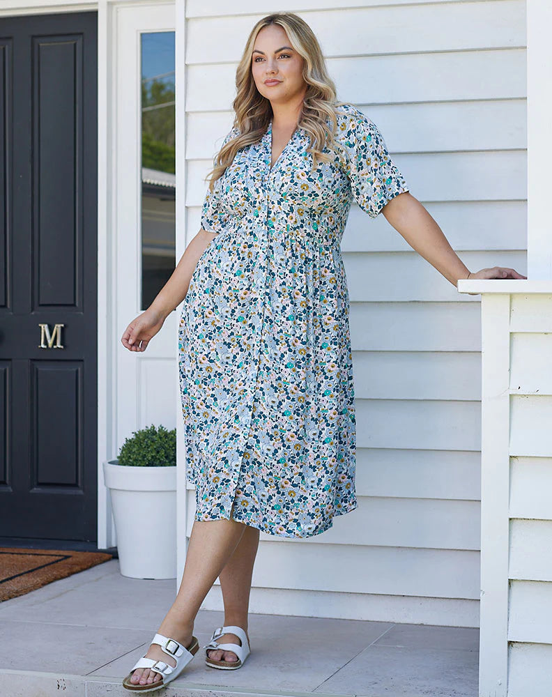 **NEW** Chessi Midi Dress: 


The Chessi Dress is a stunning feminine style, hugging the figure in all the right places. A classic dress that you will reach for again &amp; again, perfect for  - Ciao Bella Dresses - Freez