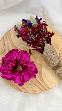 Berry Sweet XL Scrunchie | Berry Sweet Scrunchies | 
Say hello to our newest addition to the scrunchie family - oversized Berry Sweet XL scrunchies!  
Material: Satin (96% polyester, 4% elastane)
Dimensions: 11cm diam