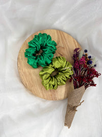 Berry Sweet XL Scrunchie | Berry Sweet Scrunchies | 
Say hello to our newest addition to the scrunchie family - oversized Berry Sweet XL scrunchies!  
Material: Satin (96% polyester, 4% elastane)
Dimensions: 11cm diam