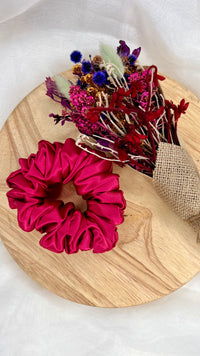 Berry Sweet XL Scrunchie | Berry Sweet Scrunchies | 
Say hello to our newest addition to the scrunchie family - oversized Berry Sweet XL scrunchies!  
Material: Satin (96% polyester, 4% elastane)
Dimensions: 11cm diam