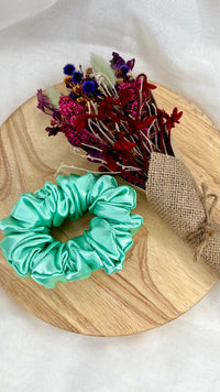 Berry Sweet XL Scrunchie | Berry Sweet Scrunchies | 
Say hello to our newest addition to the scrunchie family - oversized Berry Sweet XL scrunchies!  
Material: Satin (96% polyester, 4% elastane)
Dimensions: 11cm diam