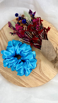 Berry Sweet XL Scrunchie | Berry Sweet Scrunchies | 
Say hello to our newest addition to the scrunchie family - oversized Berry Sweet XL scrunchies!  
Material: Satin (96% polyester, 4% elastane)
Dimensions: 11cm diam