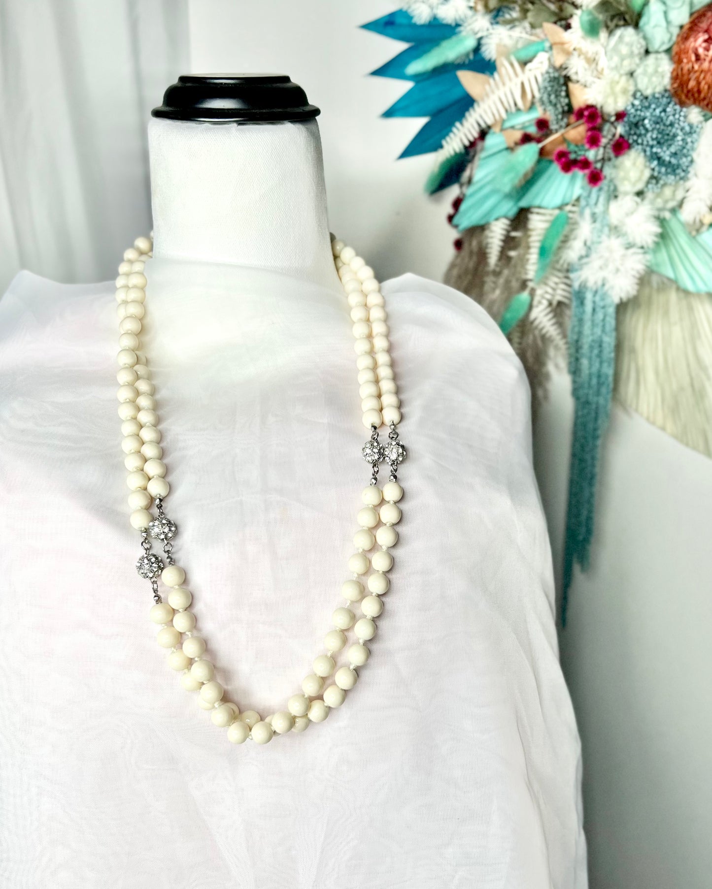 Gatsby Necklace - Cream Bling: Our beaded necklaces are the perfect addition to your next Gatsby inspired event. These gorgeous designs can also be incorporated into modern outfit
Length: 167cm
St - Ciao Bella Dresses - Glam Accessories