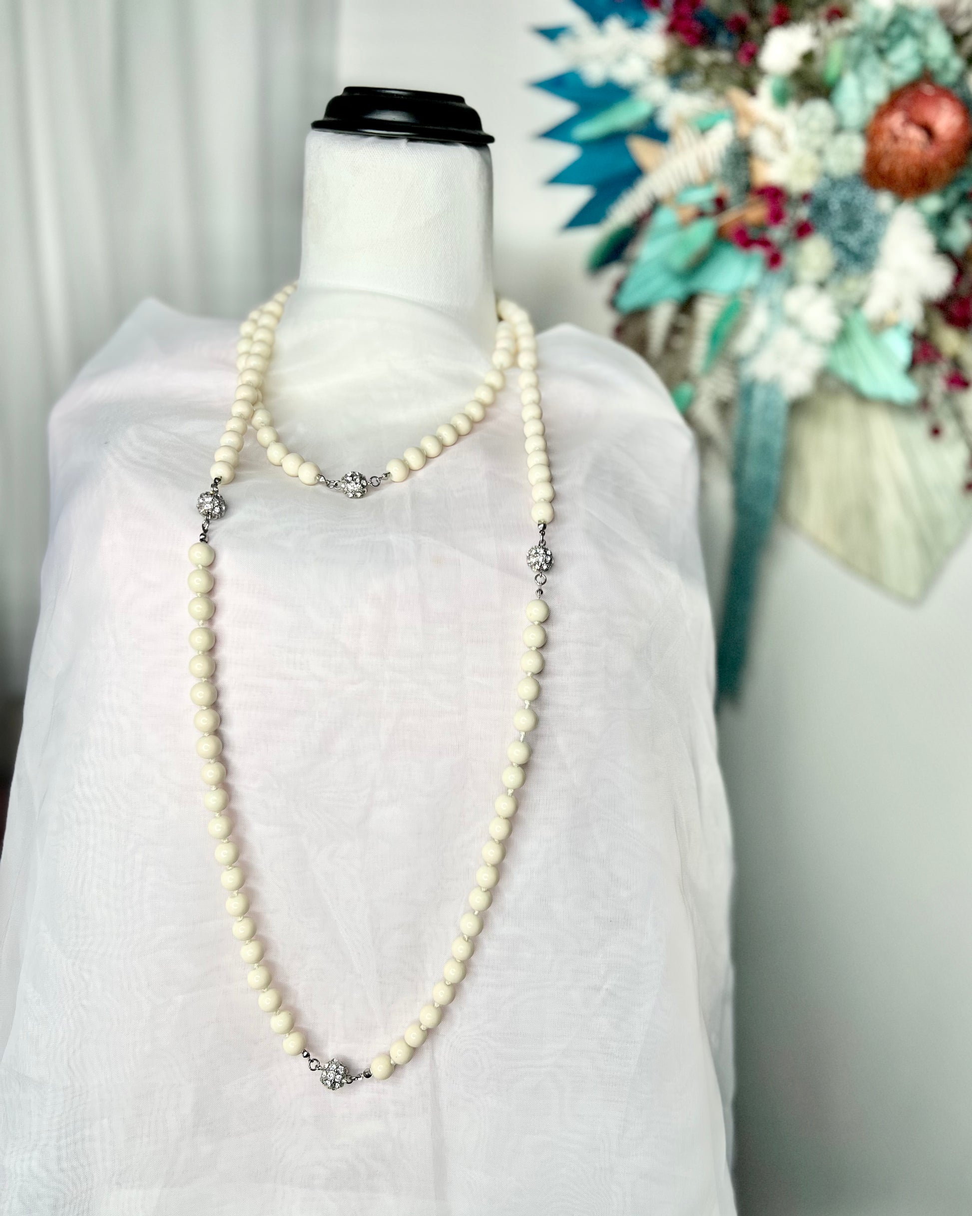 Gatsby Necklace - Cream Bling: Our beaded necklaces are the perfect addition to your next Gatsby inspired event. These gorgeous designs can also be incorporated into modern outfit
Length: 167cm
St - Ciao Bella Dresses - Glam Accessories