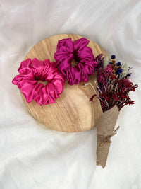 Berry Sweet XL Scrunchie | Berry Sweet Scrunchies | 
Say hello to our newest addition to the scrunchie family - oversized Berry Sweet XL scrunchies!  
Material: Satin (96% polyester, 4% elastane)
Dimensions: 11cm diam