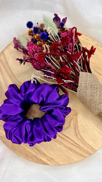 Berry Sweet XL Scrunchie | Berry Sweet Scrunchies | 
Say hello to our newest addition to the scrunchie family - oversized Berry Sweet XL scrunchies!  
Material: Satin (96% polyester, 4% elastane)
Dimensions: 11cm diam