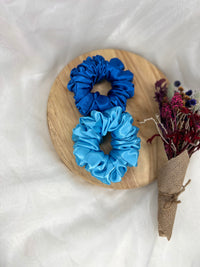 Berry Sweet XL Scrunchie | Berry Sweet Scrunchies | 
Say hello to our newest addition to the scrunchie family - oversized Berry Sweet XL scrunchies!  
Material: Satin (96% polyester, 4% elastane)
Dimensions: 11cm diam