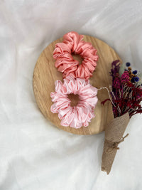 Berry Sweet XL Scrunchie | Berry Sweet Scrunchies | 
Say hello to our newest addition to the scrunchie family - oversized Berry Sweet XL scrunchies!  
Material: Satin (96% polyester, 4% elastane)
Dimensions: 11cm diam