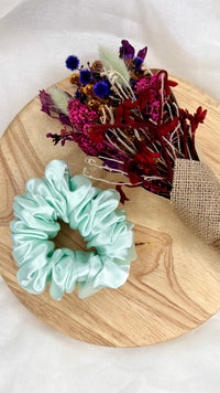 Berry Sweet XL Scrunchie | Berry Sweet Scrunchies | 
Say hello to our newest addition to the scrunchie family - oversized Berry Sweet XL scrunchies!  
Material: Satin (96% polyester, 4% elastane)
Dimensions: 11cm diam