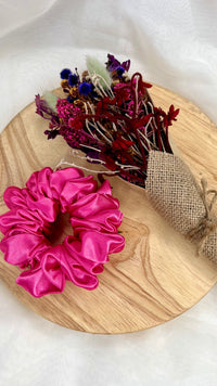 Berry Sweet XL Scrunchie | Berry Sweet Scrunchies | 
Say hello to our newest addition to the scrunchie family - oversized Berry Sweet XL scrunchies!  
Material: Satin (96% polyester, 4% elastane)
Dimensions: 11cm diam