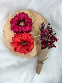 Berry Sweet XL Scrunchie | Berry Sweet Scrunchies | 
Say hello to our newest addition to the scrunchie family - oversized Berry Sweet XL scrunchies!  
Material: Satin (96% polyester, 4% elastane)
Dimensions: 11cm diam