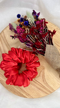 Berry Sweet XL Scrunchie | Berry Sweet Scrunchies | 
Say hello to our newest addition to the scrunchie family - oversized Berry Sweet XL scrunchies!  
Material: Satin (96% polyester, 4% elastane)
Dimensions: 11cm diam