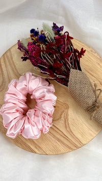 Berry Sweet XL Scrunchie | Berry Sweet Scrunchies | 
Say hello to our newest addition to the scrunchie family - oversized Berry Sweet XL scrunchies!  
Material: Satin (96% polyester, 4% elastane)
Dimensions: 11cm diam