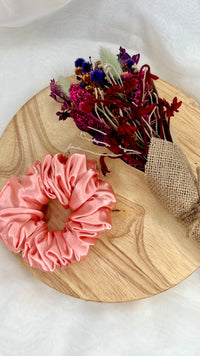 Berry Sweet XL Scrunchie | Berry Sweet Scrunchies | 
Say hello to our newest addition to the scrunchie family - oversized Berry Sweet XL scrunchies!  
Material: Satin (96% polyester, 4% elastane)
Dimensions: 11cm diam