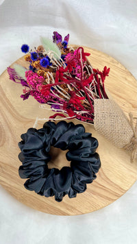 Berry Sweet XL Scrunchie | Berry Sweet Scrunchies | 
Say hello to our newest addition to the scrunchie family - oversized Berry Sweet XL scrunchies!  
Material: Satin (96% polyester, 4% elastane)
Dimensions: 11cm diam