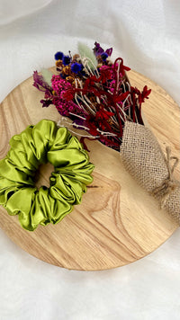 Berry Sweet XL Scrunchie | Berry Sweet Scrunchies | 
Say hello to our newest addition to the scrunchie family - oversized Berry Sweet XL scrunchies!  
Material: Satin (96% polyester, 4% elastane)
Dimensions: 11cm diam