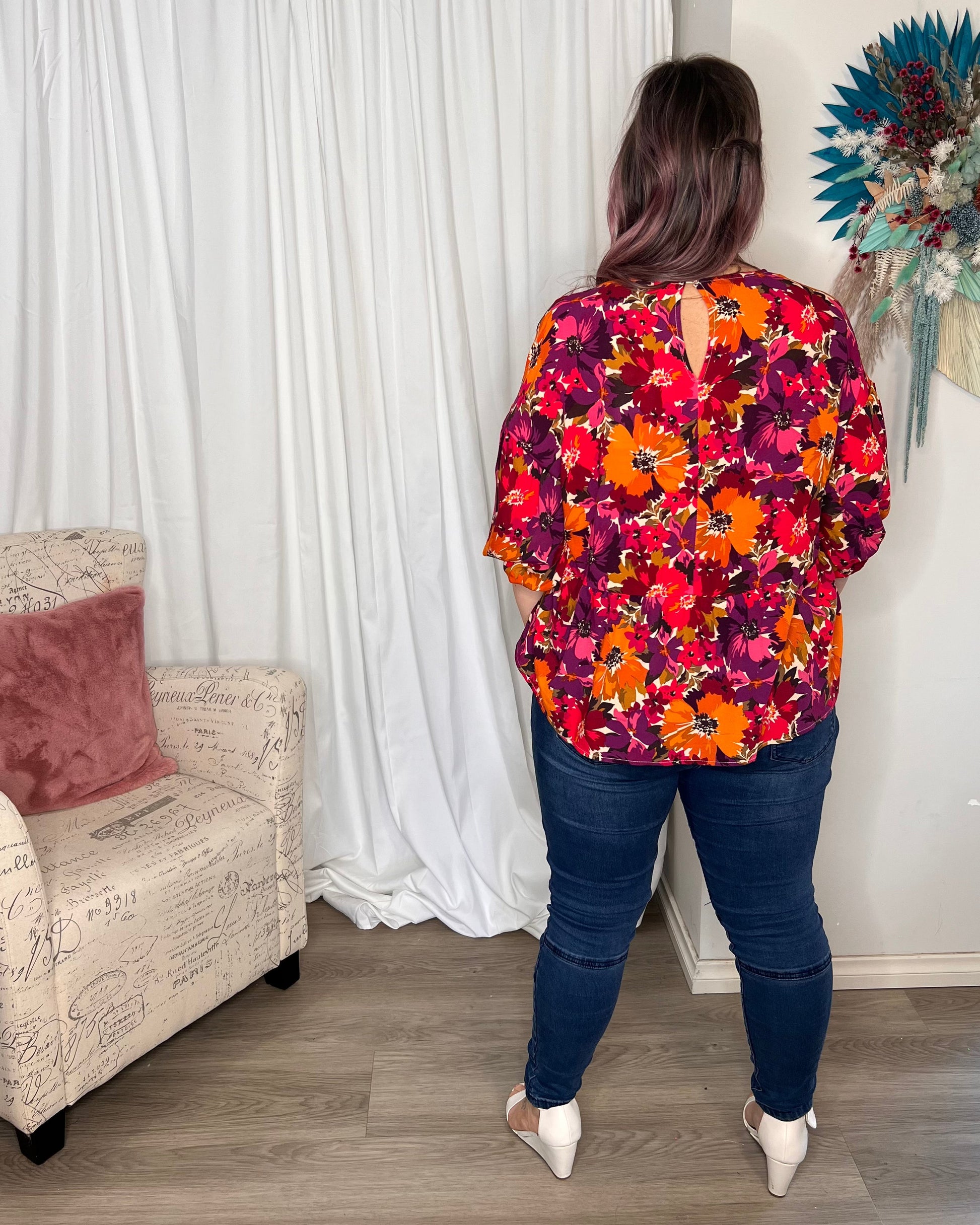 Yasmin Bubble Sleeve Top - Berry Floral | Sass Clothing |  
With its trendy V-neckline and dropped shoulder into bubble sleeves, this top exudes effortless style. The relaxed fit offers ultimate comfort, while the back keyh