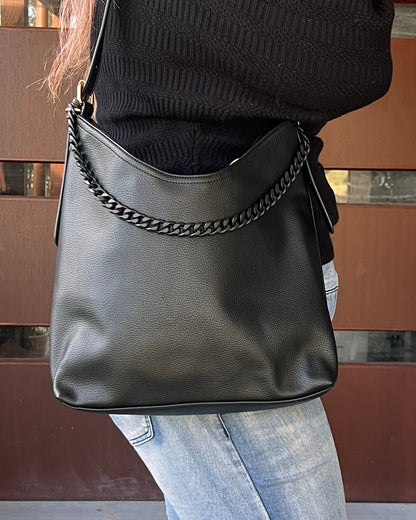 Britany Shoulder Bag | Sassy Duck | Britany is a gorgeous classic shape with the beautiful added detail of a chain feature  
It has an adjustable handle with buckles of gold hardware plus 1 zip and two