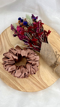 Berry Sweet XL Scrunchie | Berry Sweet Scrunchies | 
Say hello to our newest addition to the scrunchie family - oversized Berry Sweet XL scrunchies!  
Material: Satin (96% polyester, 4% elastane)
Dimensions: 11cm diam