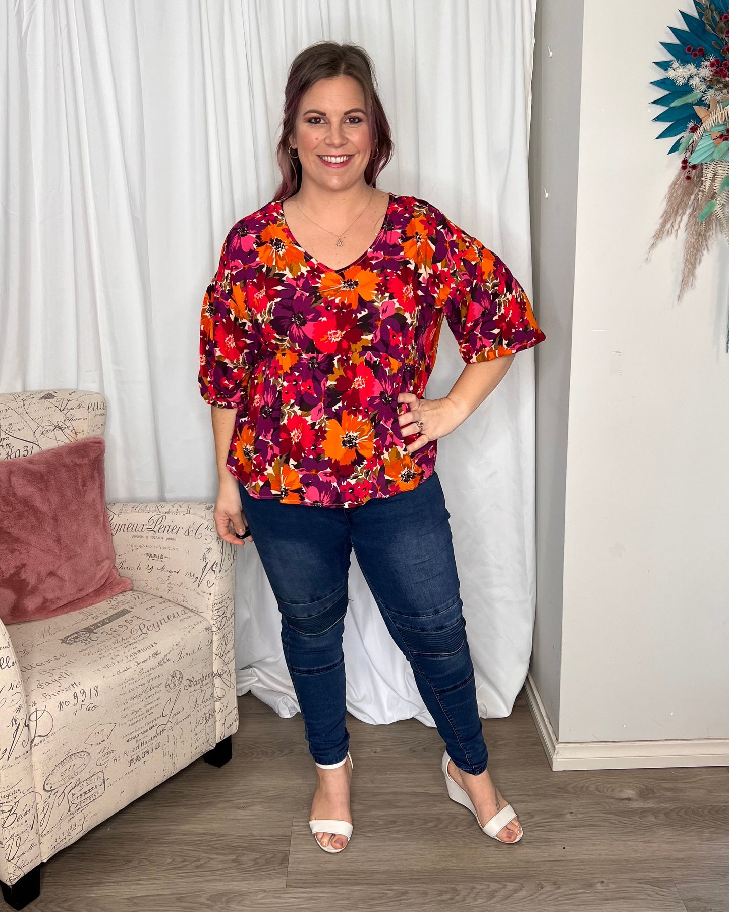 Yasmin Bubble Sleeve Top - Berry Floral | Sass Clothing |  
With its trendy V-neckline and dropped shoulder into bubble sleeves, this top exudes effortless style. The relaxed fit offers ultimate comfort, while the back keyh