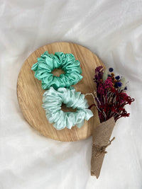 Berry Sweet XL Scrunchie | Berry Sweet Scrunchies | 
Say hello to our newest addition to the scrunchie family - oversized Berry Sweet XL scrunchies!  
Material: Satin (96% polyester, 4% elastane)
Dimensions: 11cm diam