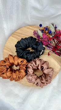 Berry Sweet XL Scrunchie | Berry Sweet Scrunchies | 
Say hello to our newest addition to the scrunchie family - oversized Berry Sweet XL scrunchies!  
Material: Satin (96% polyester, 4% elastane)
Dimensions: 11cm diam