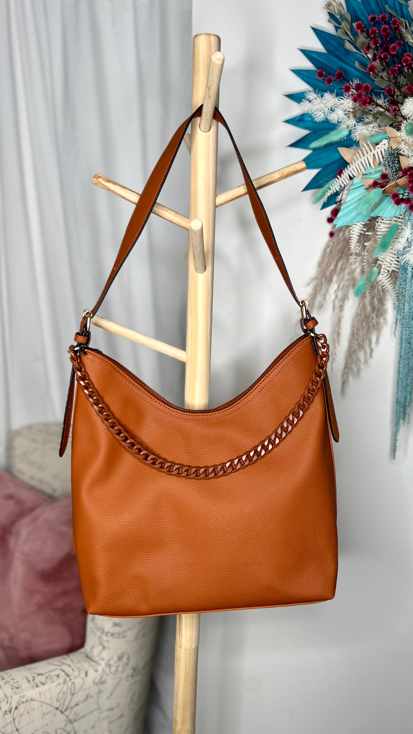 Britany Shoulder Bag | Sassy Duck | Britany is a gorgeous classic shape with the beautiful added detail of a chain feature  
It has an adjustable handle with buckles of gold hardware plus 1 zip and two