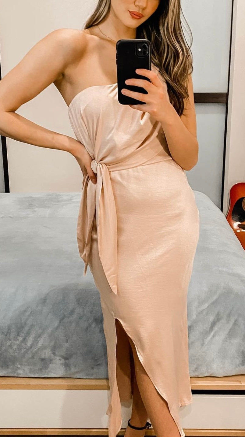 This show stopper is the perfect dress for your next event

Midi length
Side zip
Adjustable side tie
Stay up strip along bust
One shoulder - adjustable
Side split
Sm - Valentina Midi Dress - Blush - White Closet