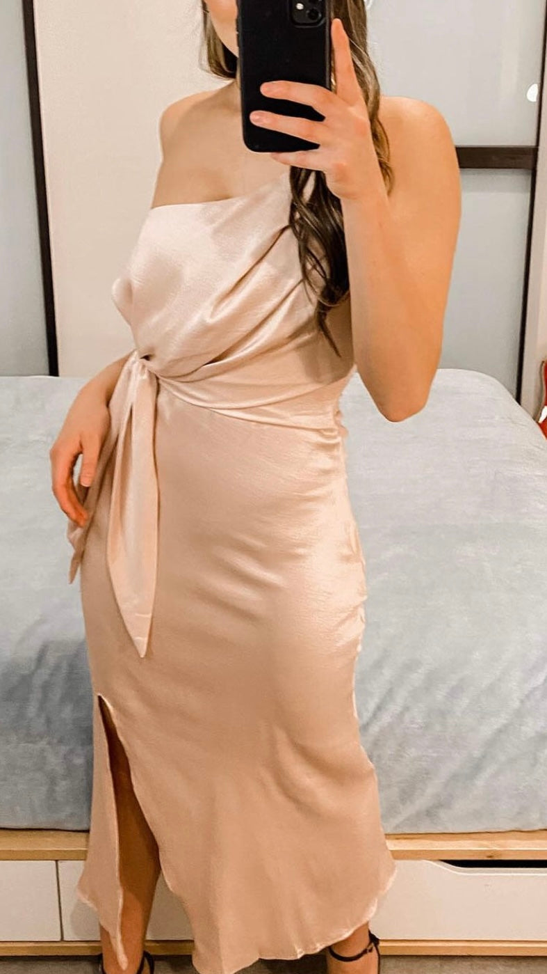 This show stopper is the perfect dress for your next event

Midi length
Side zip
Adjustable side tie
Stay up strip along bust
One shoulder - adjustable
Side split
Sm - Valentina Midi Dress - Blush - White Closet