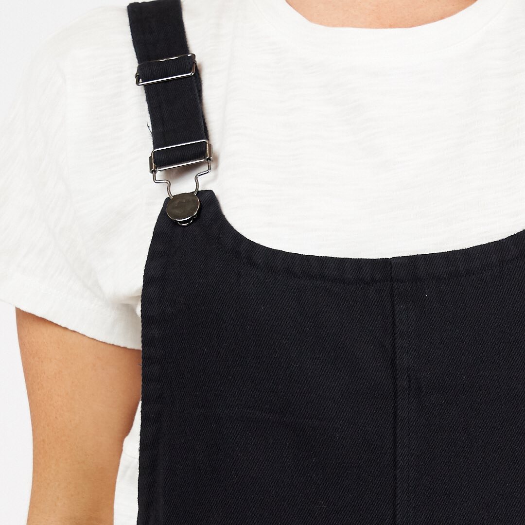 Xanthe Short Dungarees - Black | Ebby and I | 
Short denim overalls
Pockets
True to size
Danika is wearing a size 12 

 
Also available in PINK and KHAKI 