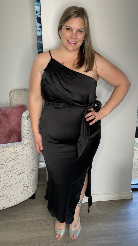 Valentina Midi Dress - Black | White Closet | This show stopper is the perfect dress for your next event. It is a soft satin look one shoulder affair that brings instant elegance to the occasion 

Midi length
Si