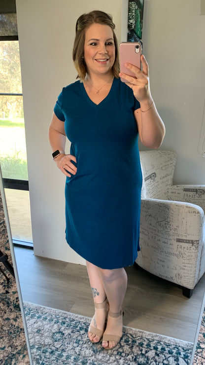 Basic T-Shirt Dress - Teal: Effortlessly chic, this t-shirt dress features casual feel for versatility and an easy relax fit style.
Fabric: 95% cotton 5% elastane
True to size
Danika wears a 12 - Ciao Bella Dresses 