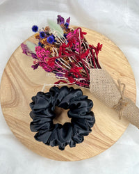 Berry Sweet XL Scrunchie | Berry Sweet Scrunchies | 
Say hello to our newest addition to the scrunchie family - oversized Berry Sweet XL scrunchies!  
Material: Satin (96% polyester, 4% elastane)
Dimensions: 11cm diam