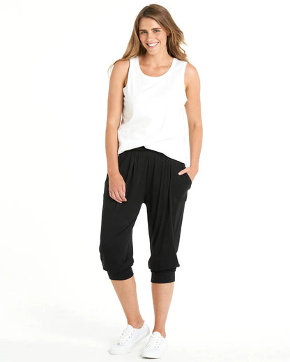 Tokyo 3/4 Pants: A classic Betty Basics style, the Tokyo 3/4 Pant is a relaxed style that features an elasticated waistband and side pockets. Simple yet stylish, they are the perfect - Ciao Bella Dresses 