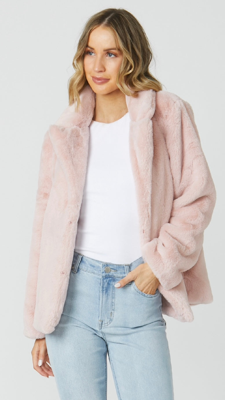 Fern Faux Fur Jacket: Embrace glam this winter with the Fern Faux Fur Jacket
Features:

Hook closure at front
Mid-long length

Sizing: This item is true to size. Danika wears a size 12
Ma - Ciao Bella Dresses 